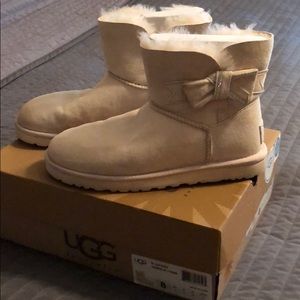 Jackee mini white Uggs
